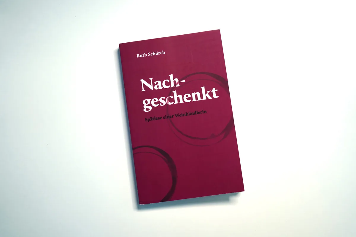 man sieht das Buch von Ruth Schürch, es ist weinrot